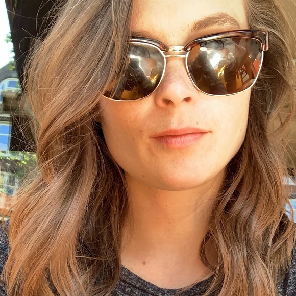Meet the Posher Other - Meet your Posher, Emilie